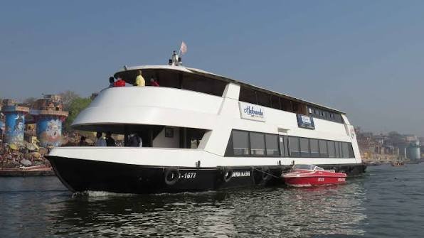 Cruise Boat — Relaxed cruise experience on the Ganga
